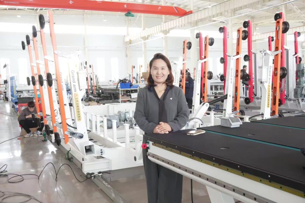 Huashil Glass Cutting Machines  authorized sellers Na Na at the factory
